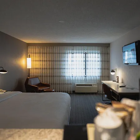 Courtyard 3*