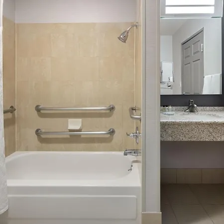 Courtyard Hotel 3*